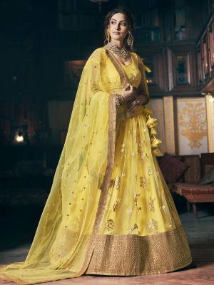 Look Attrective Bridal Partywear Heavy Designer Lehenga Choli And Dupatta In Lignt Color Fabricated On Net Beautified With Heavy Attractive Jari,Thread,Seaquance Embroidery. 