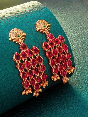 Give An Enhanced Look To Your Personality By Pairing Up This Beautiful Earring With Your Ethnic Attire. This Pretty Set Is In Gold Color Beautified With Kundan Work. Buy Now.