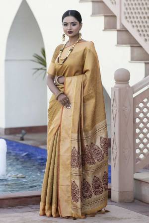 Looking This Traditional Saree Are Fine Saree Paired With Blouse.This Saree And Blouse Are Kanchipuram Silk Based Fabric With Wevon Designer Jari Work. Buy This Pretty Saree Now.