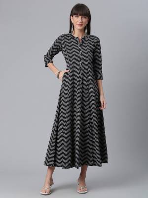 Attrective This Readymade Long Kurti In Fine Color Fabricated On Crepe Beautified With Designer Printed With Side Pocket. It Is Light In Weight And Easy To Carry All Day Long. 