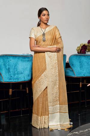 Garb This Traditional Saree Are Fine Saree Paired With Blouse.This Saree And Blouse Are Linen Based Fabric With Wevon Designer Pallu Border Work. Buy This Pretty Saree Now.