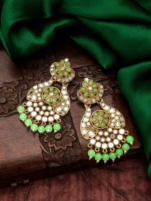 Attrective Look To Your Personality By Pairing Up This Beautiful Earring With Your Ethnic Attire. This Pretty Set Is In Fine Color Beautified With Kundan Work. Buy Now.