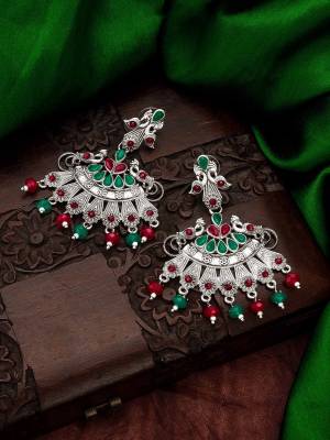 Attrective Look To Your Personality By Pairing Up This Beautiful Earring With Your Ethnic Attire. This Pretty Set Is In Fine Color Beautified With Kundan Work. Buy Now.