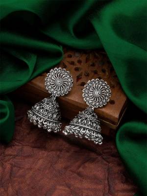 Attrective Look To Your Personality By Pairing Up This Beautiful Earring With Your Ethnic Attire. This Pretty Set Is In Fine Color Beautified With Traditional Work. Buy Now.