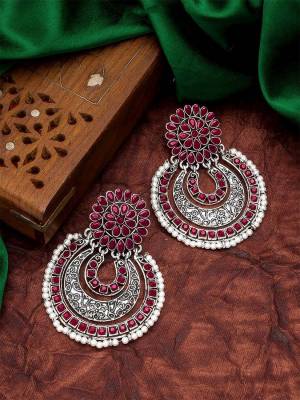 Attrective Look To Your Personality By Pairing Up This Beautiful Earring With Your Ethnic Attire. This Pretty Set Is In Fine Color Beautified With Kundan Work. Buy Now.