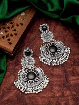 Attrective Look To Your Personality By Pairing Up This Beautiful Earring With Your Ethnic Attire. This Pretty Set Is In Fine Color Beautified With Kundan Work. Buy Now.