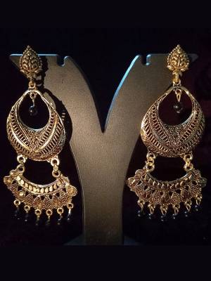 Attrective Look To Your Personality By Pairing Up This Beautiful Earring With Your Ethnic Attire. This Pretty Set Is In Fine Color Beautified With Oxodised Plating Work. Buy Now.