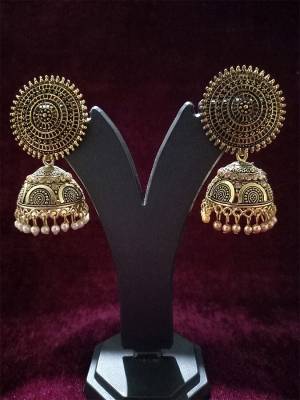 Attrective Look To Your Personality By Pairing Up This Beautiful Earring With Your Ethnic Attire. This Pretty Set Is In Fine Color Beautified With Oxodised Plating Work. Buy Now.