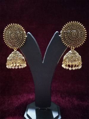 Attrective Look To Your Personality By Pairing Up This Beautiful Earring With Your Ethnic Attire. This Pretty Set Is In Fine Color Beautified With Oxodised Plating Work. Buy Now.