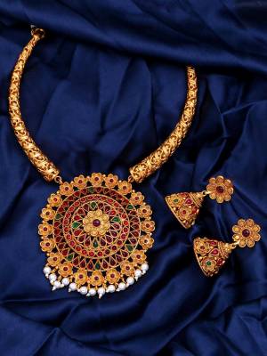 Attrective Traditional Looking To Your Personality By Pairing Up This Beautiful Nacklace With Your Ethnic Attire. This Pretty Set Is In Gold Color Beautified With Temple Work. Buy Now.