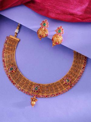 Attrective Traditional Looking To Your Personality By Pairing Up This Beautiful Nacklace With Your Ethnic Attire. This Pretty Set Is In Gold Color Beautified With Temple Work. Buy Now.