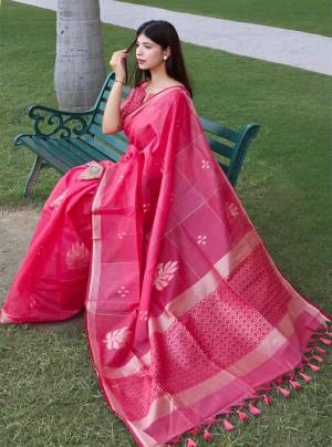 Garb This Partywear Saree Paired With Blouse.This Saree And Blouse Are Linen Silk Based Fabric With Heavy Wevon Jari Designer Work. Buy This Pretty Saree Now.