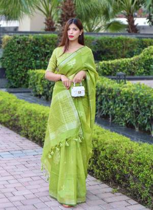 Garb This Partywear Saree Paired With Blouse.This Saree And Blouse Are Linen Silk Based Fabric With Heavy Wevon Jari Designer Work. Buy This Pretty Saree Now.