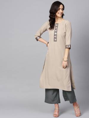 Attrective This Readymade Partywear Long Kurti In Fine Color. Its Kurti On Crepe Fabricated Beautified With Designer Printed. It Is Light In Weight And Easy To Carry All Day Long. 