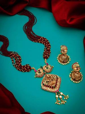  Looking Attrective To Your Personality By Pairing Up This Beautiful Necklace With Your Ethnic Attire. This Pretty Set Is In Fine Color Beautified With Kundan Temple Work. Buy Now.