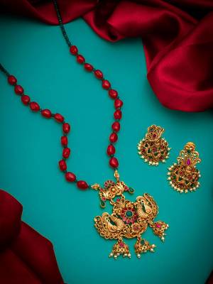  Looking Attrective To Your Personality By Pairing Up This Beautiful Necklace With Your Ethnic Attire. This Pretty Set Is In Fine Color Beautified With Kundan Peacock Work. Buy Now.