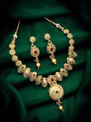  Looking Attrective To Your Personality By Pairing Up This Beautiful Necklace With Your Ethnic Attire. This Pretty Set Is In Fine Color Beautified With Kundan Work. Buy Now.