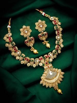  Looking Attrective To Your Personality By Pairing Up This Beautiful Necklace With Your Ethnic Attire. This Pretty Set Is In Fine Color Beautified With Kundan Work. Buy Now.