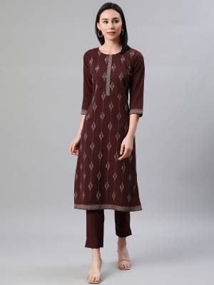 Looking This Readymade Long Kurti With Bottom In Fine Color. This Kurti And Pant Are Fabricated On Rayon Beautified With Designer Foil Printed. It Is Light In Weight And Easy To Carry All Day Long. 