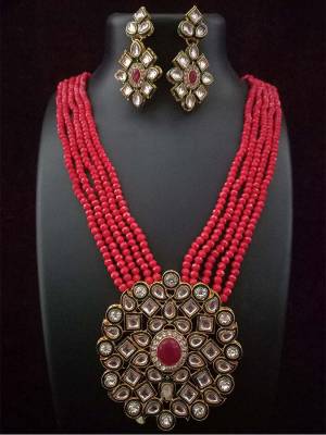  Looking To Your Personality By Pairing Up This Beautiful Necklace Set With Your Ethnic Attire. This Pretty Set Is In Fine Color Beautified With Moti With Kundan Work. Buy Now.