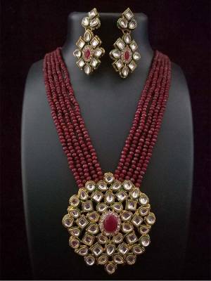  Looking To Your Personality By Pairing Up This Beautiful Necklace Set With Your Ethnic Attire. This Pretty Set Is In Fine Color Beautified With Moti With Kundan Work. Buy Now.