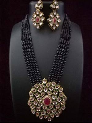  Looking To Your Personality By Pairing Up This Beautiful Necklace Set With Your Ethnic Attire. This Pretty Set Is In Fine Color Beautified With Moti With Kundan Work. Buy Now.