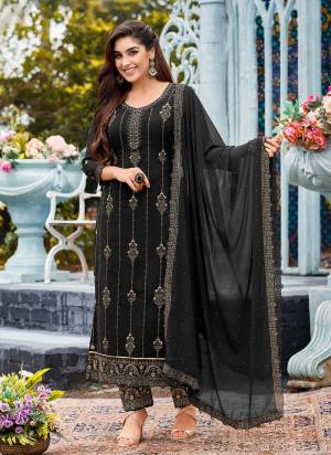 For An Elegant Personality, Grab This Suit In All Over fine Color Paired With Bottom And Dupatta.These Top is Fabricated On Faux Georgette Pair With Santoon Bottom And Faux Georgette Dupatta.Its Beautified With Designer Work.