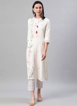 Grab These Casual Wear Beautiful Kurti in Fine Colored.These kurti is Fabricated on Rayon Based With Designer Foil Print Work.Its Available in All Regular Size.Buy Now..