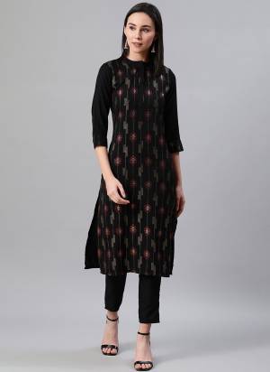 Grab These Casual Wear Beautiful Kurti in Fine Colored.These kurti is Fabricated on Rayon Based With Designer Foil Print Work.Its Available in All Regular Size.Buy Now..