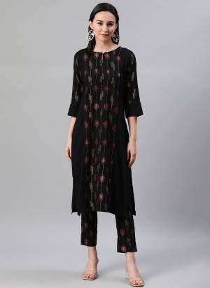 Grab These Casual Wear Beautiful Kurti in Fine Colored.These kurti is Fabricated on Rayon Based With Designer Foil Print Work.Its Available in All Regular Size.Buy Now..