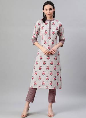 Grab These Casual Wear Beautiful Kurti in Fine Colored.These kurti is Fabricated on Rayon Based With Designer Foil Print Work.Its Available in All Regular Size.Buy Now..