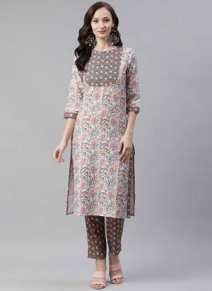 Grab These Casual Wear Kurti in fine Colored.These kurti is Fabricated On Rayon.Its Beautified With Designer Digital Printed.Its Available in All Regular Size.