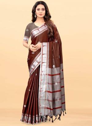 Grab These Casual Wear Saree in Fine Colored.These Saree And Blouse Are Fabricated On Lichi Silk.Ist Beautified With Weaving Designer Work.