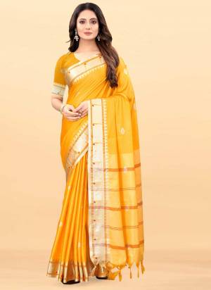 Grab These Casual Wear Saree in Fine Colored.These Saree And Blouse Are Fabricated On Lichi Silk.Ist Beautified With Weaving Designer Work.