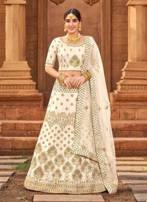 For A Beautiful Look,Grab These Lehenga Choli in Fine Colored.These Blouse And Lehenga Are Fabricated On Malai Satin Pair With Net Dupatta.Its Beautified With Heavy Designer Work.