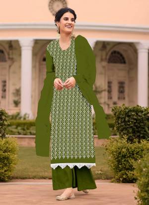 For A Casual Wear,Grab These Dress Materil Come With Fine Colored.These Top is Fabricated On Georgette Pair With American Bottom And Nazneen Dupatta.Its Beautified With Designer Sipli Embroidery Work.