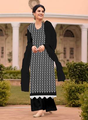 For A Casual Wear,Grab These Dress Materil Come With Fine Colored.These Top is Fabricated On Georgette Pair With American Bottom And Nazneen Dupatta.Its Beautified With Designer Sipli Embroidery Work.