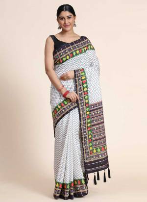 For A Beautiful Look,Grab These Fine Colored Saree Pair With Blouse.These Saree is Fabricated On Chanderi Cotton Pair With Silk Blouse.Its Beautified With Viscose Digital Printed And Weaving Sequance Designer Work.