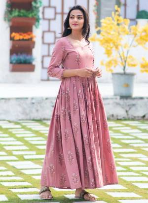 Grab These Festive Wear Kurti in Fine Colored.Its Fabricated On Maslin Come With Designer Digital Printed Work.Its Available in All Regular Size.