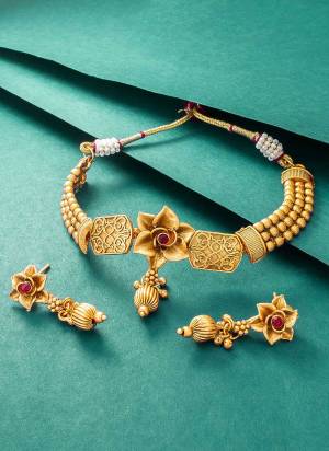 Grab These Beautiful Necklace in Golden Colored Come With Alloy Material And Beautified With Floral Choker Rajwadi Work.Buy Now.