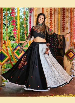 Grab These Lehenga Choli in fine Colored.These lehenga And Blouse Are Fabricated On Muslin Cotton Pair With Cotton Dupatta.Its Beautified With Heavy Designer Work.