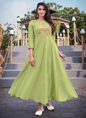 For A Casual Wear,Grab These Readymade Long Kurti in Fine Colored.These Kurti is Fabricated On Rayon.Its Beautified With Designer Thread Embroidery Work.