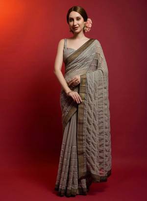 For A Diffrent Look,Grab These Saree in All Over Fine Colored Pair With Blouse.These Saree is Fabricated On Georgette Pair With  Satin Banglori Silk.its Beautified With Paper Mirror Embroidery Linening Work.