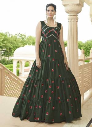 Grab These Gown in Fine Colored.These Gown is Fabricated On Georgette.Its Beautified With Shibori Printed,Sequance Embroidery Work.