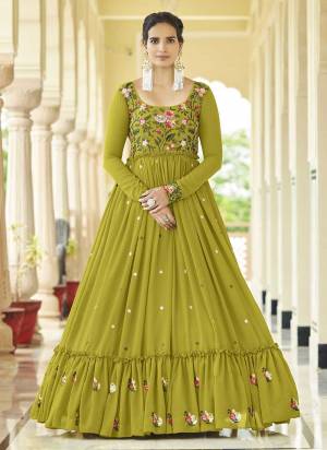 Grab These Gown in Fine Colored.These Gown is Fabricated On Georgette.Its Beautified With Shibori Printed,Sequance Embroidery Work.