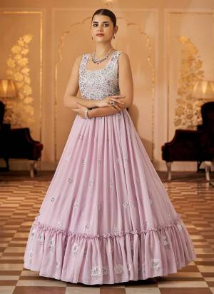 Grab These Anarkali Gown in Fine Colored.These Gown Are Fabricated On Georgette.Its Beautified With Heavy Embroidery Designer Work .