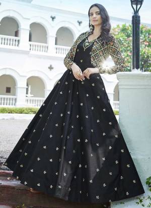 For A Bold And Beautiul Look,Grab These Gown in Fine Colored.These Gown is Fabricated On Cotton Pair With Cotton Koti.Its Beautified With Designer Thread,Sequance Embroidery Work.