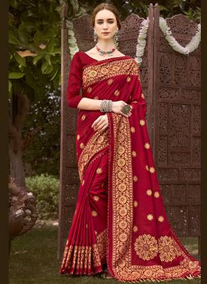 Grab These Casual Wear Saree in Fine Colored.These Saree is Fabricated On Vichitra Silk Pair With Art Silk Blouse.Its Beautified With Designer Khadi Printed Work.