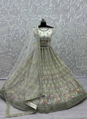 For A Designer Look,Grab These Lehenga Choli in Fine Colored.These Lehenga Choli Are Bridal Net And Dupatta Are Fabricated On Soft Net Pair.Its Beautified With Fancy Designer Multy Thread,Jari Embroidery,Diamond Work.