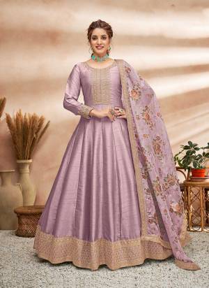 Grab These Anarkali Suit in Fine Colored Pair With Bottom And Dupatta.These Top Are Art Silk And Dupatta Are Fabricated On Organza Pair With Santoon Bottom.Its Beautified With Santoon Inner.Its Beautified With Designer Jari Embroidery Work,Floral Printed Dupatta.